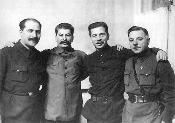 Організатори Голодомору в Україні, зліва направо: Лазар Каганович, Йосип Сталін, Павло Постишев і Климент Ворошилов, січень 1934 року.