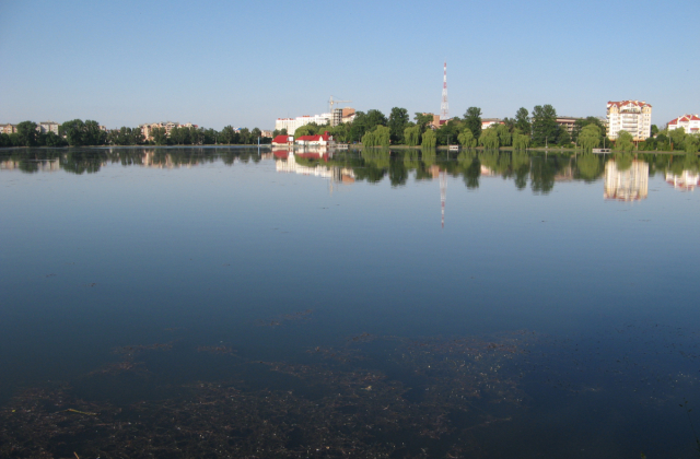 міське озеро в Івано-Франківську, фото з Вікіпедії