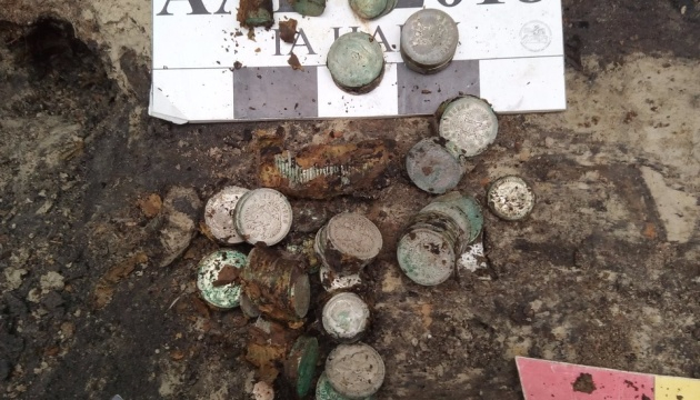 Археологи знайшли у Києві майже 2 кілограми срібних монет.