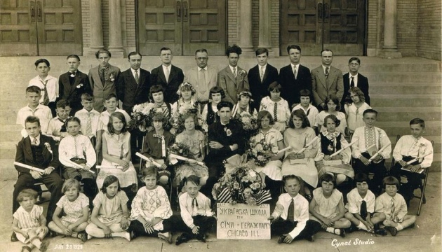 Фото: Музей української діаспори (на світлині - учні української школи в Чикаго (Іллінойс, США). 23 червня 1929 рік)