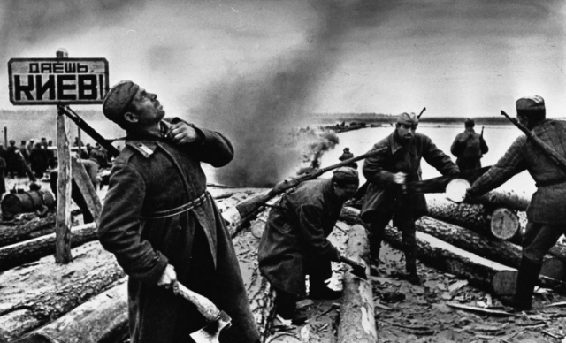 Радянські солдати готують плоти для форсування Дніпра. 1943. Фото: uk.wikipedia.org