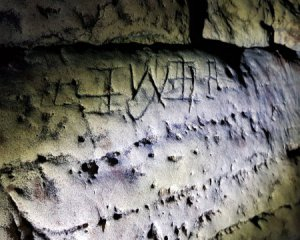 У печері знайшли заклинання від нечисті. Фото: The Guardian