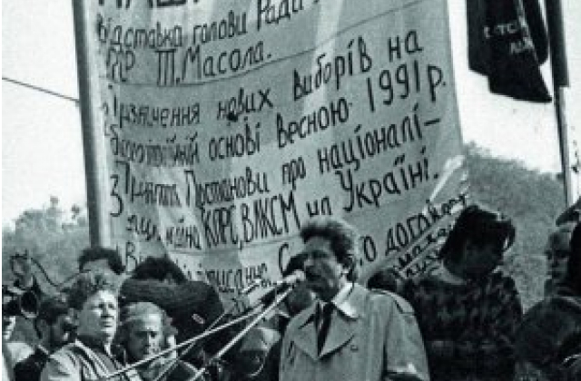 Михайло Горинь виступає на мітингу на підтримку незалежності України на площі Жовтневої революції – нині майдан Незалежності – у Києві, серпень 1991 року Фото: Gazeta.ua