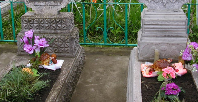На фото: поліський цвинтар на Навський Великдень.
Інформація і фото Сергій Ципишев