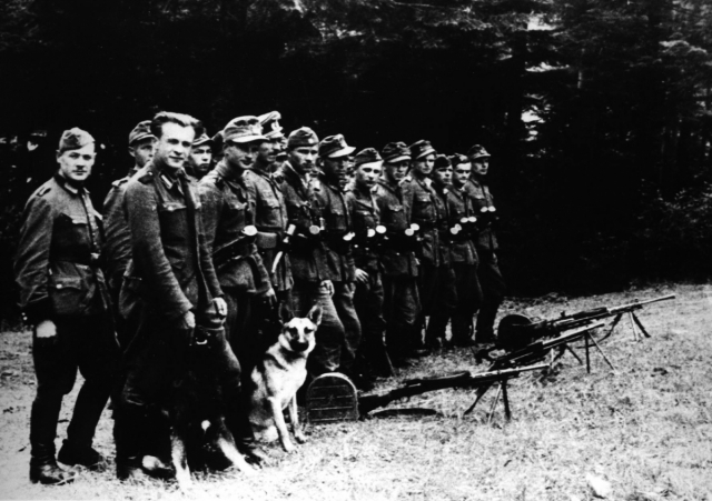 бійці сотні "Льви" в охороні збору УГВР, липень 1944 р.