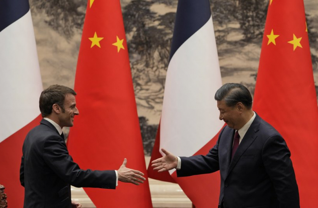 Емануель Макрон на зустрічі з китайським лідером. Фото: AP