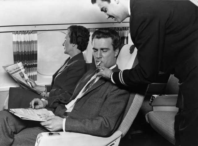Добре, що сьогодні в літаках не можна курити, але все ж в стилі цьому хлопцеві не відмовиш!
