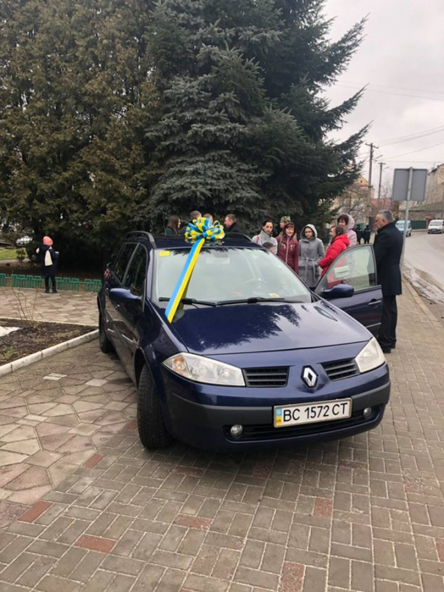 У Яворові "нескореному" ветерану АТО Михайлові Лялі подарували авто