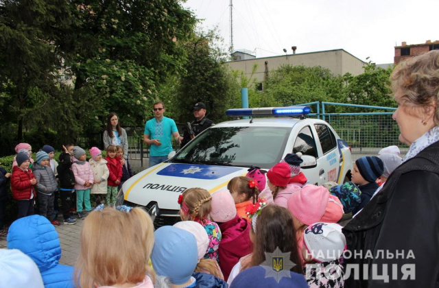 Поліцейські охорони Львова розказали дітям про безпеку