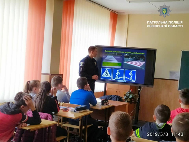 Львівські патрульні розказали про безпеку на дорозі у навчальних закладах