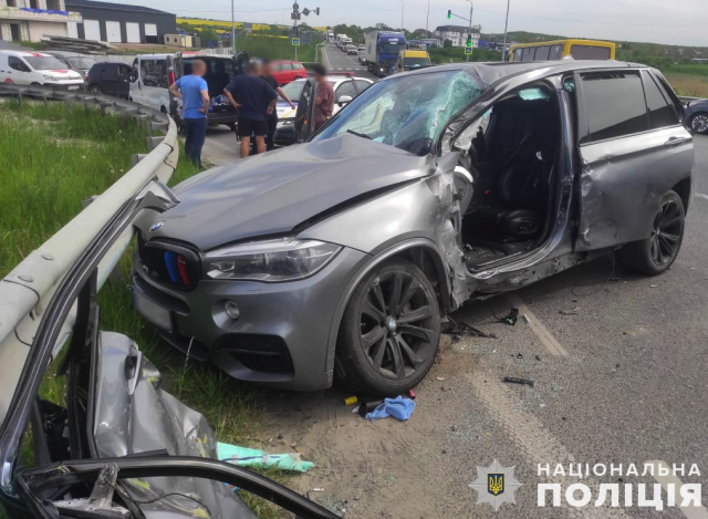 На Львівщині «BMW X5»зіткнулось з вантажівкою: є постраждалі