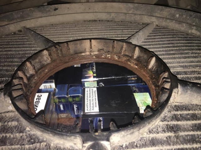 На Закарпатті в радіаторі мікроавтобуса виявили контрабандні сигарети. Фото: ДПСУ