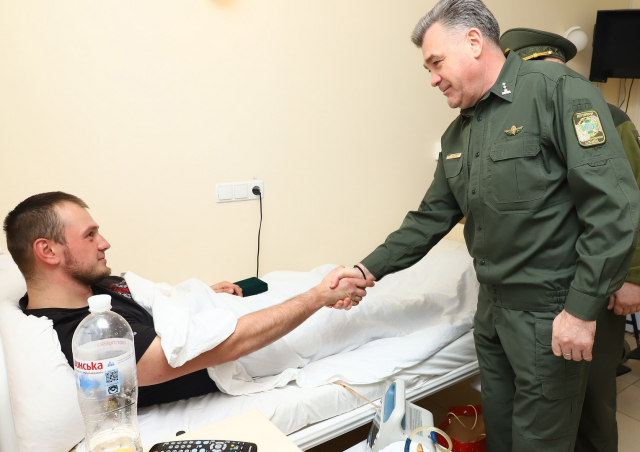 Петро Цигикал відвідав у госпіталі пораненого на Донеччині прикордонника