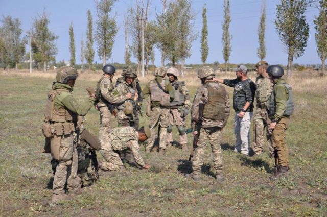 Данські військовослужбовці тренують українських інструкторів. Фото: МОУ