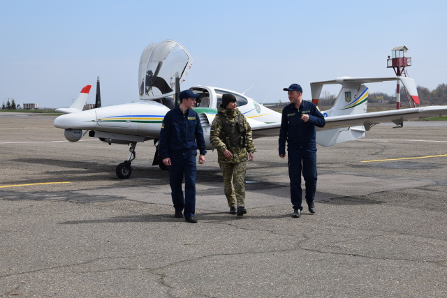 На Буковині прикордонники обстежили кордон за допомогою літака "Даймонд"