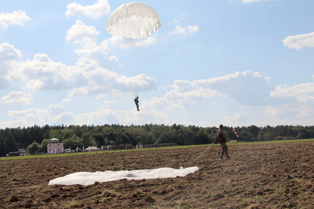На Львівщині відбуваються планові парашутні стрибки десантників