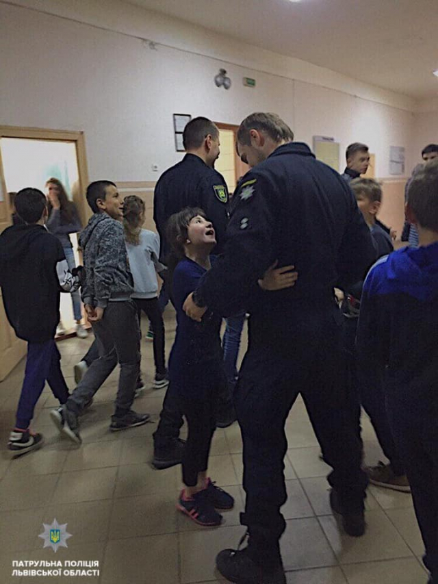 Львівські патрульні розповіли дітям про згубний вплив наркотиків