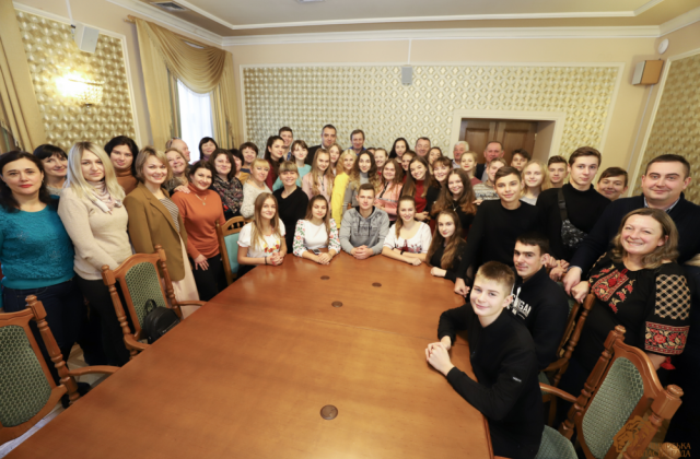 Олександр Ганущин привітав дітей із Луганщини з Днем святого Миколая