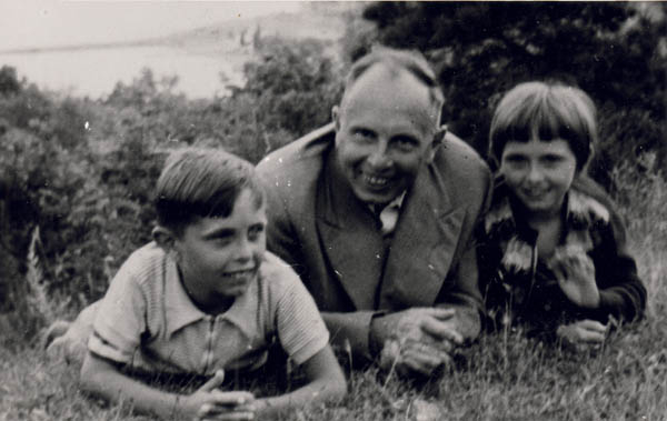 Степан Бандера зі своїми дітьми Андрієм та Лесею, Західна Німеччина. Фото: Архів Центру досліджень визвольного руху (ЦДВР)