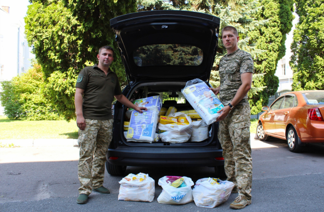 Військові передали важкохворим дітям волонтерську допомогу. Фото:  Військова прокуратура Західного регіону України