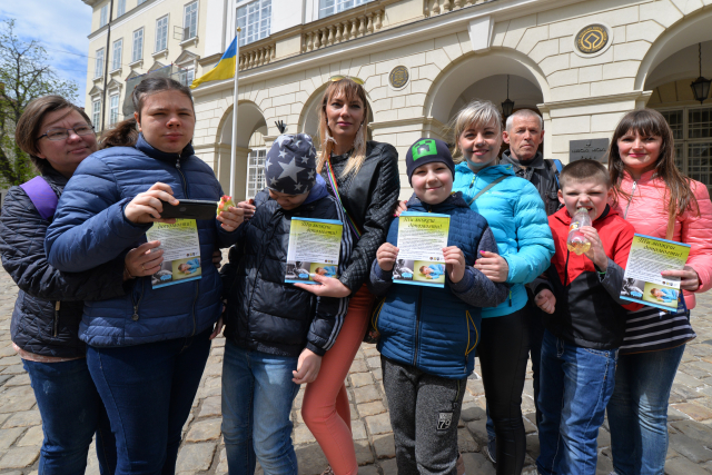 У Львові закликають підтримати людей з аутизмом: розроблено спеціальні наліпки, як допомогти. Фото Гал-інфо, Олена Ляхович