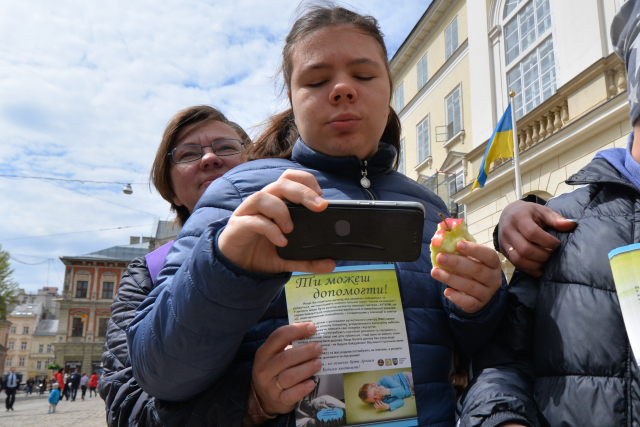 У Львові закликають підтримати людей з аутизмом: розроблено спеціальні наліпки, як допомогти. Фото Гал-інфо, Олена Ляхович