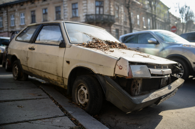 Евакуація покинутих авто з вулиць Львова. Фото: Марія Шевців, Гал-інфо
