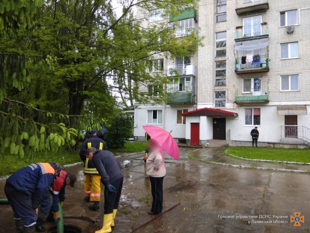 Рятувальники продовжують ліквідовувати наслідки негоди на Львівщині