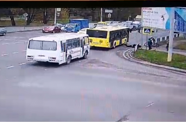У Львові на пішохідному переході чоловіка збив автобус
