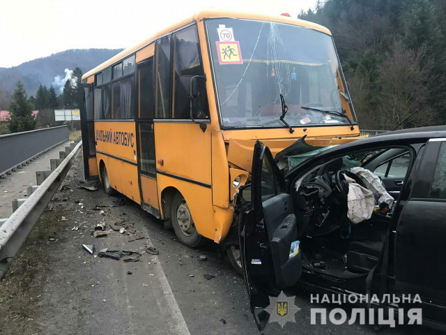 На Львівщині авто зіткнулось з шкільним автобусом