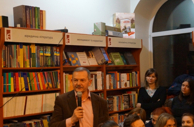 Володимир Кіпень виступає під час дискусії у Вінниці 14 січня. Фото Богдана Новака