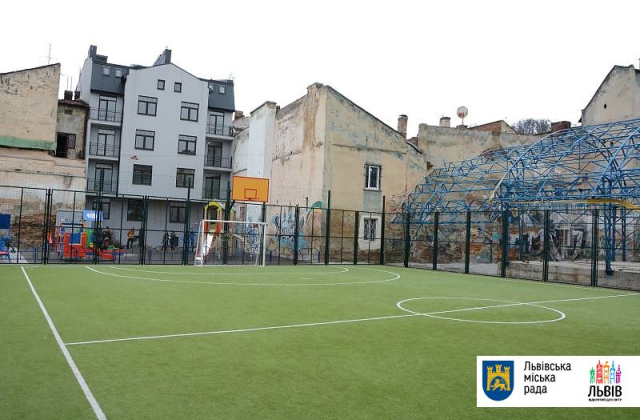 У Львові активно облаштовують дитячі і спортивні майданчики