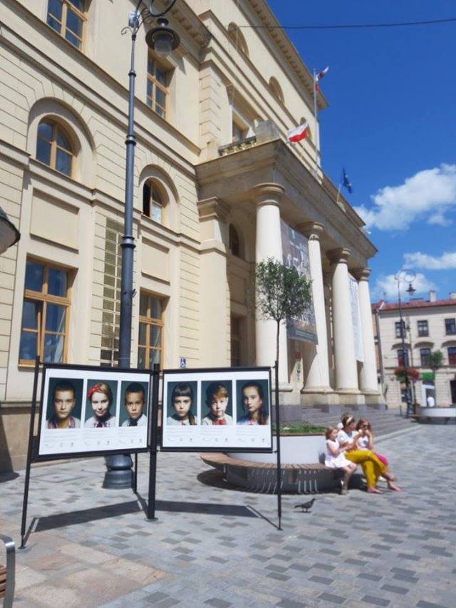 У Любліні триває фотовиставка, у якій взяли участь діти загиблих героїв України