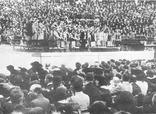 Концерт Хору в «Пляца де Торос» в Мехіко-Сіті, де встановлено світовий рекорд присутності 32 тис. глядачів, 26 грудня 1922 р.