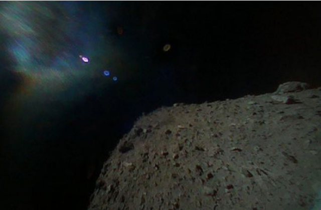 Робот MINERVA-II1A зробив цю фотографію після відокремлення від космічного зонду. У правому нижньому куті - поверхня астероїда Рюгу