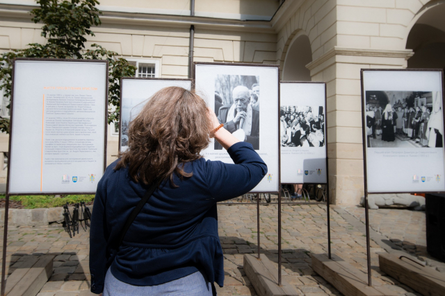 На площі Ринок відкрили фотовиставку, присвячену 30-літтю ІІІ відродження УАПЦ. Фото Олена Ляхович