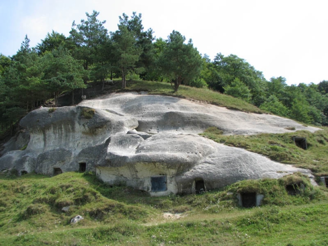 Давні печери у Дуброві, які люди пристосували під погреби. Фото з http://photo-mandry.com.ua