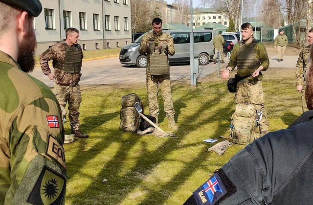 На фото: ісландські та українські військові на навчаннях з розмінування