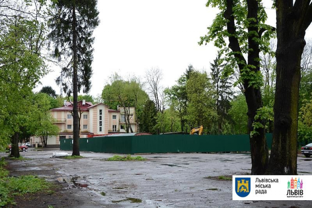 У Львові зруйнували історичну будівлю в Стрийському парку