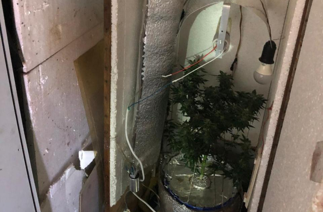 Поліцейські виявили в гаражі львів’янина пістолети та наркотики