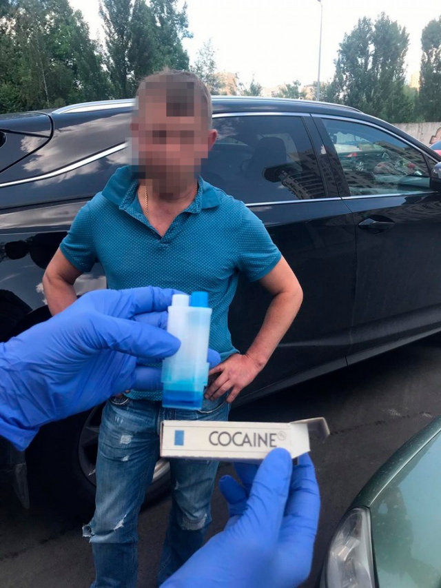У Києві затримали наркодилера, який продавав кокаїн з-за кордону