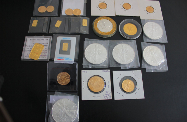 Громадянин США намагався незаконно ввезти в Україну колекцію монет