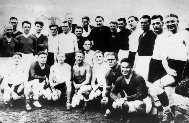 Фото двох команд після матчу 9 серпня 1942 р.