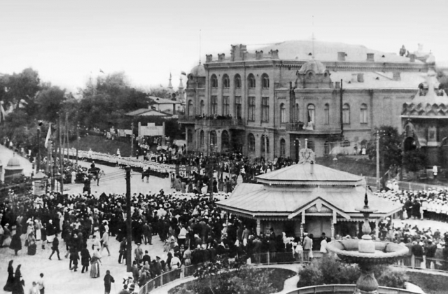 Делегати Всеукраїнського національного конгресу вишикувалися біля входу до будівлі Купецьких зборів