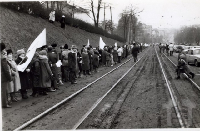 Учасники “живого ланцюга” на вул. Личаківській. Фото 1990 року. Взято з “Територія терору”