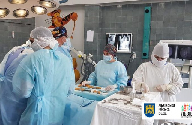 Лікарі-ортопеди з Польщі консультували і оперували дітей у Львові