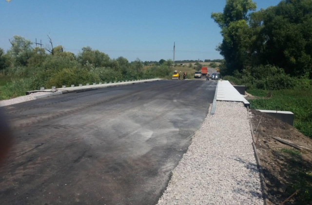 На Львівщині завершують ремонт мостового переходу через річку Ставчанка