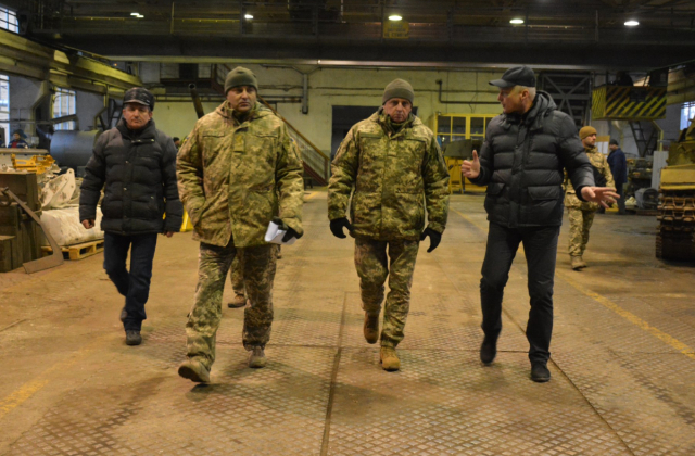Головнокомандувач Збройних Сил України відвідав один із ремонтних заводів оборонно-промислового комплексу України
