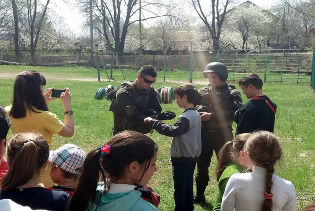 Гвардійці зі складу ООС навчали школярів Луганщини надавати медичну допомогу