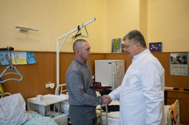 Петро Порошенко вручив державні нагороди пораненим військовим